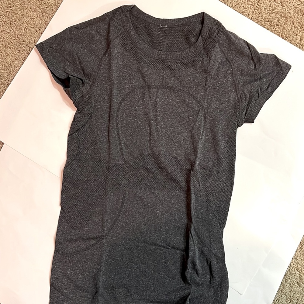 LULULEMON grey swiftly tech relaxed short sleeve size 6 🖤